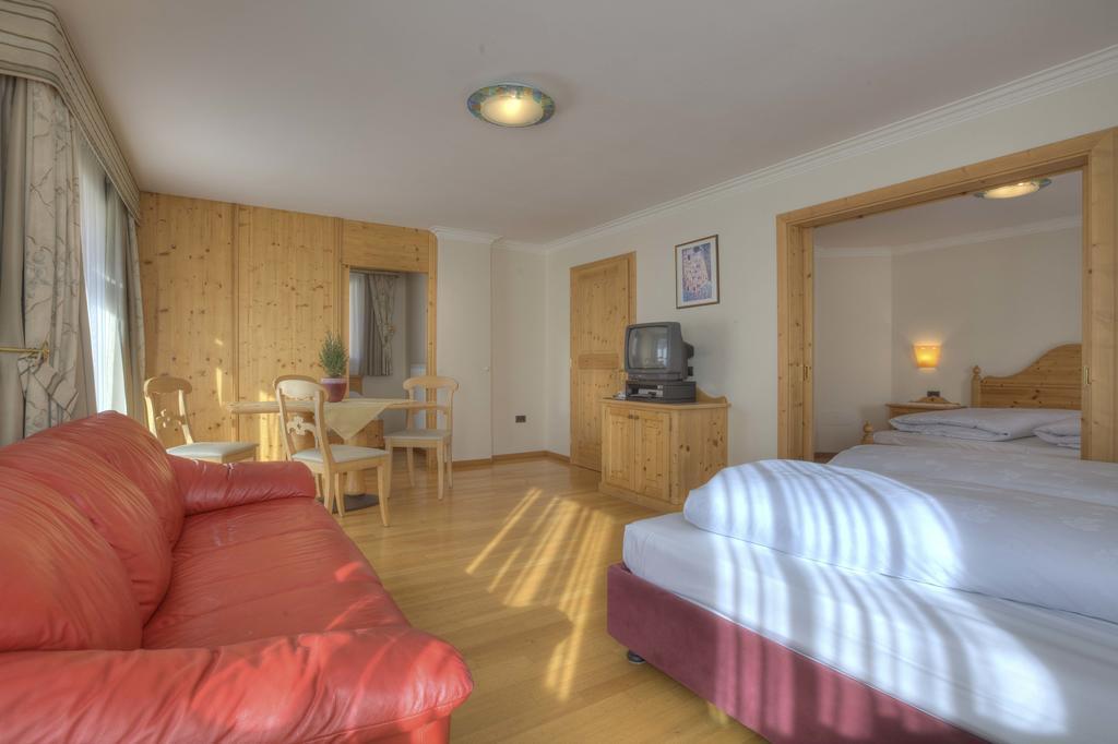 Ciasa Milandura Aparthotel San Cassiano  Exteriör bild